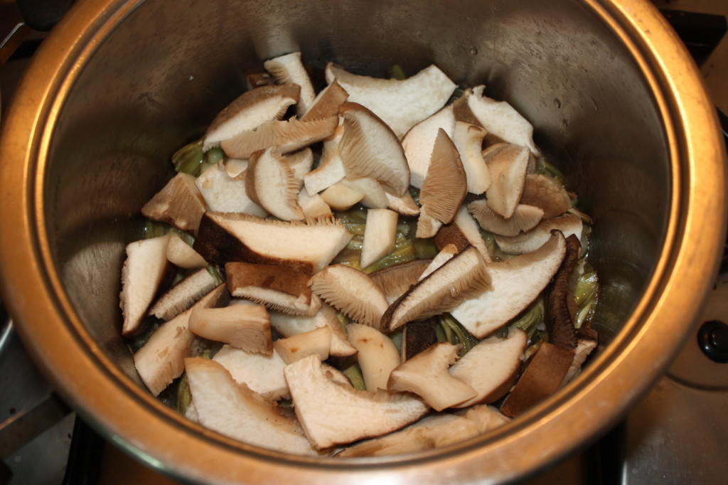 riso venere con funghi, carciofi e mela - cuocere i funghi