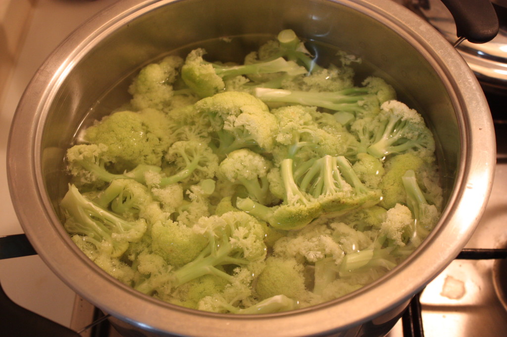 pasta al forno con cavolfiori - lessare il cavolfiore