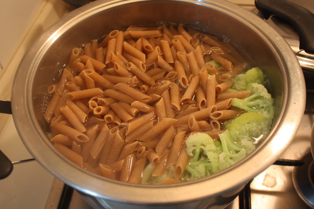pasta al forno con cavolfiori - versare la pasta