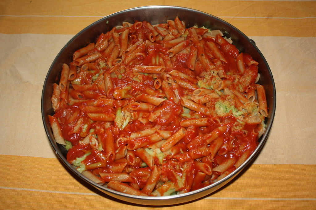 pasta al forno con cavolfiori - aggiungiamo la salsa