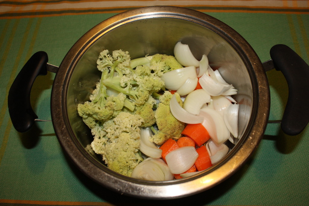 vellutata di cavolfiori - tagliare le verdure