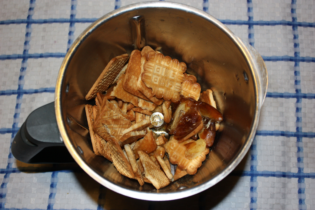 cheesecake di tofu alle pere - frullare i biscotti