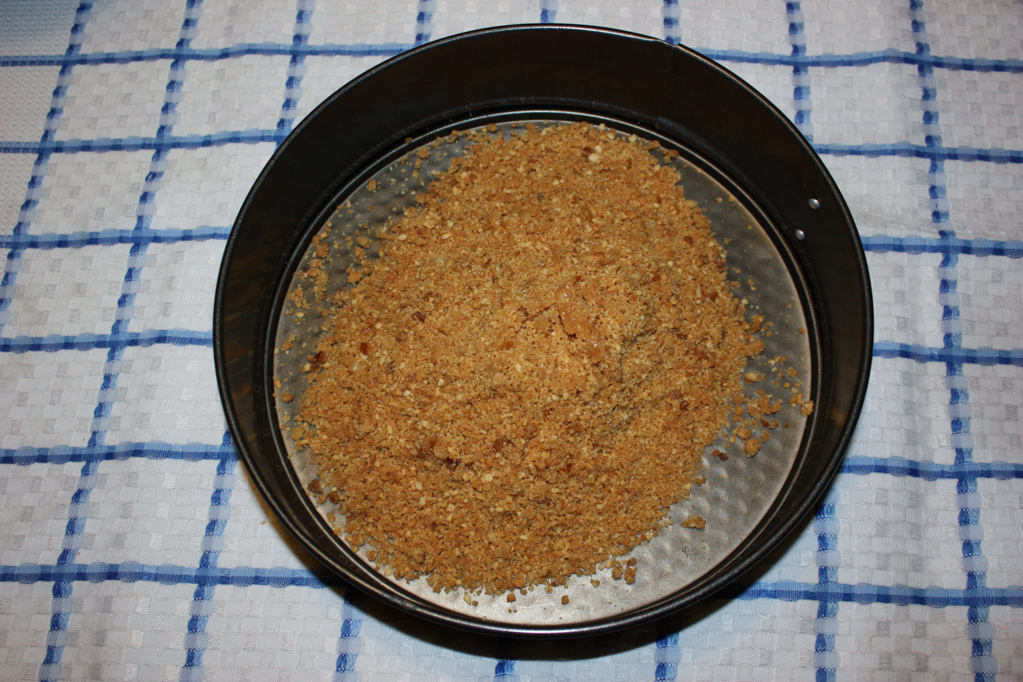 cheesecake di tofu alle pere - stendere i biscotti