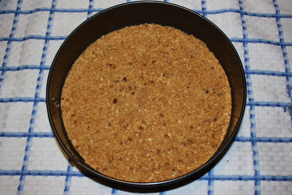 cheesecake di tofu alle pere - compattare la base