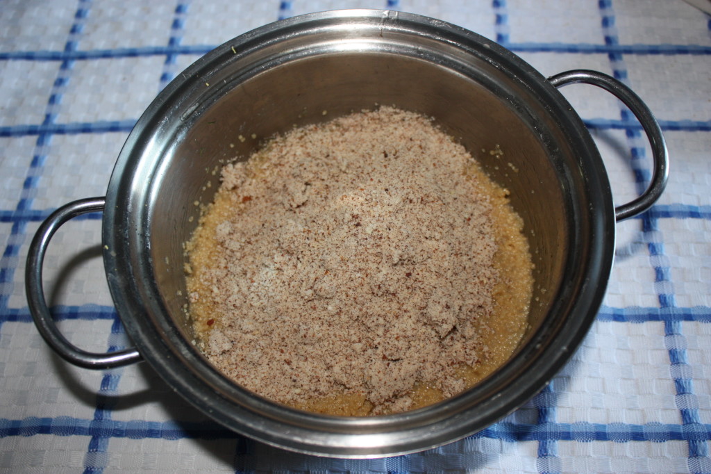 palline dolci di cous cous - aggiungere la farina di mandorle