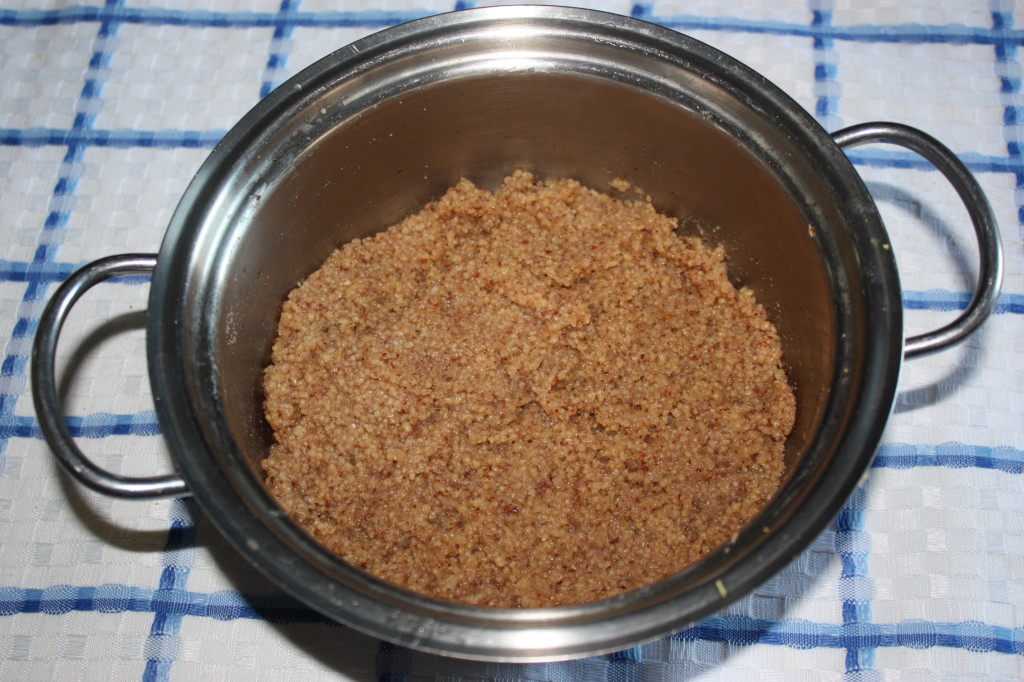 palline dolci di cous cous - amalgamare gli ingredienti