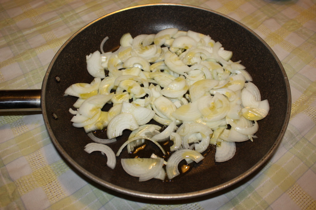 frittata vegan di cipolle - dorare la cipolla