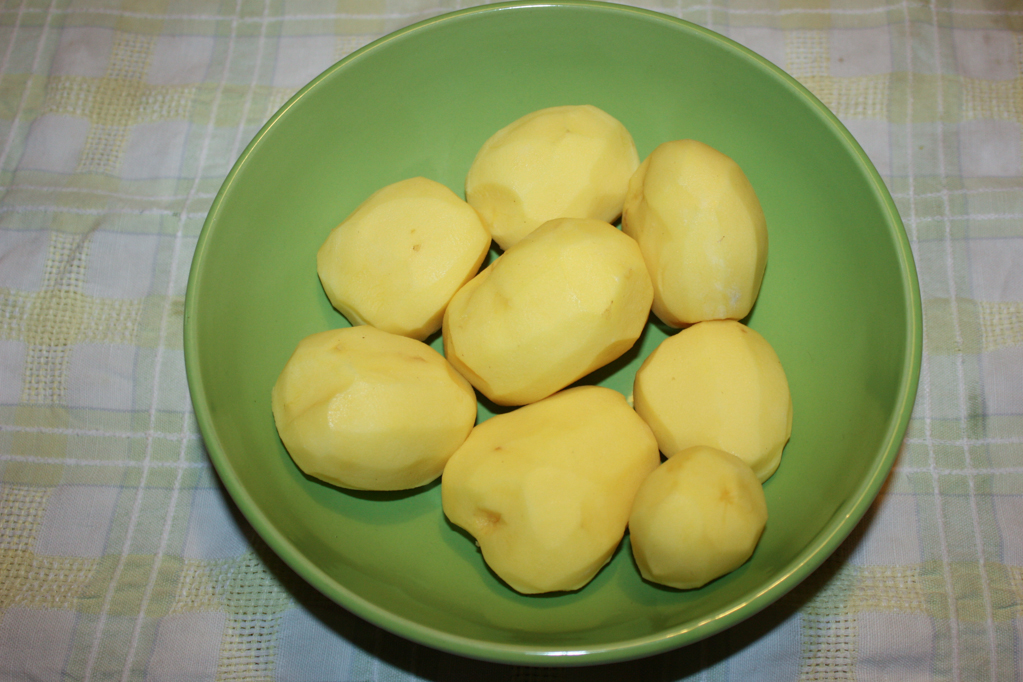 vellutata di patate e funghi - pelare le patate