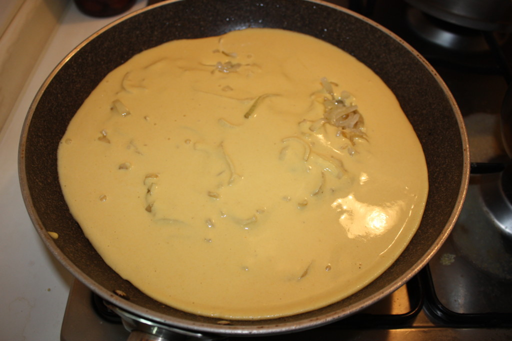 frittata vegan di cipolle - cuocere la frittata