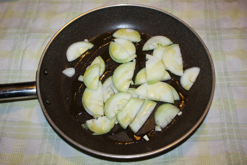 vellutata di patate e funghi - cuocere le cipolle