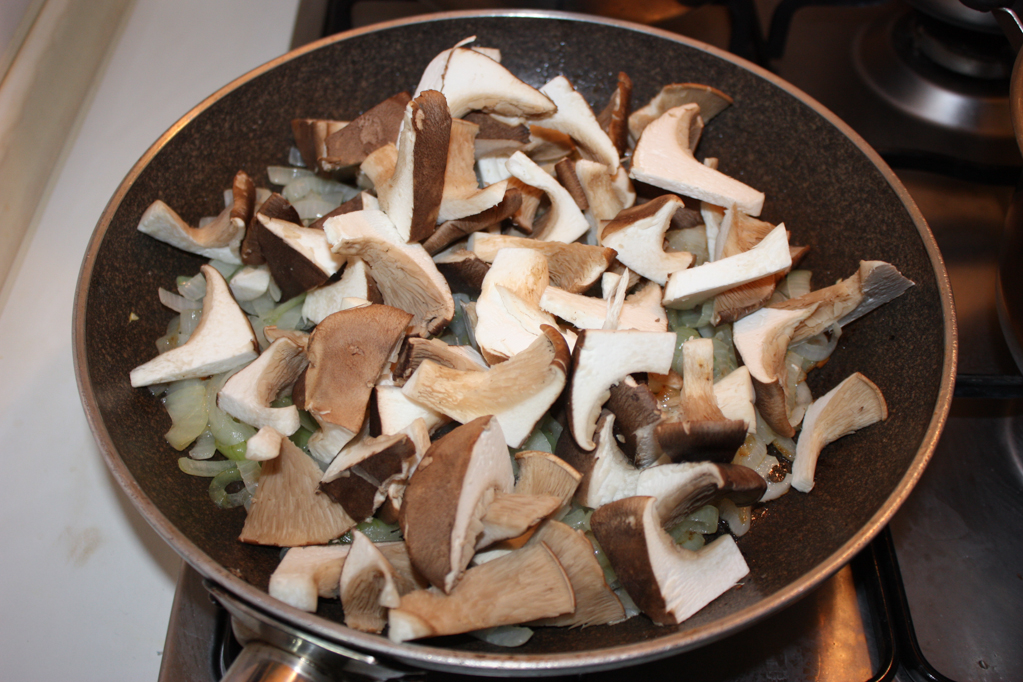 vellutata di patate e funghi - cuocere i funghi