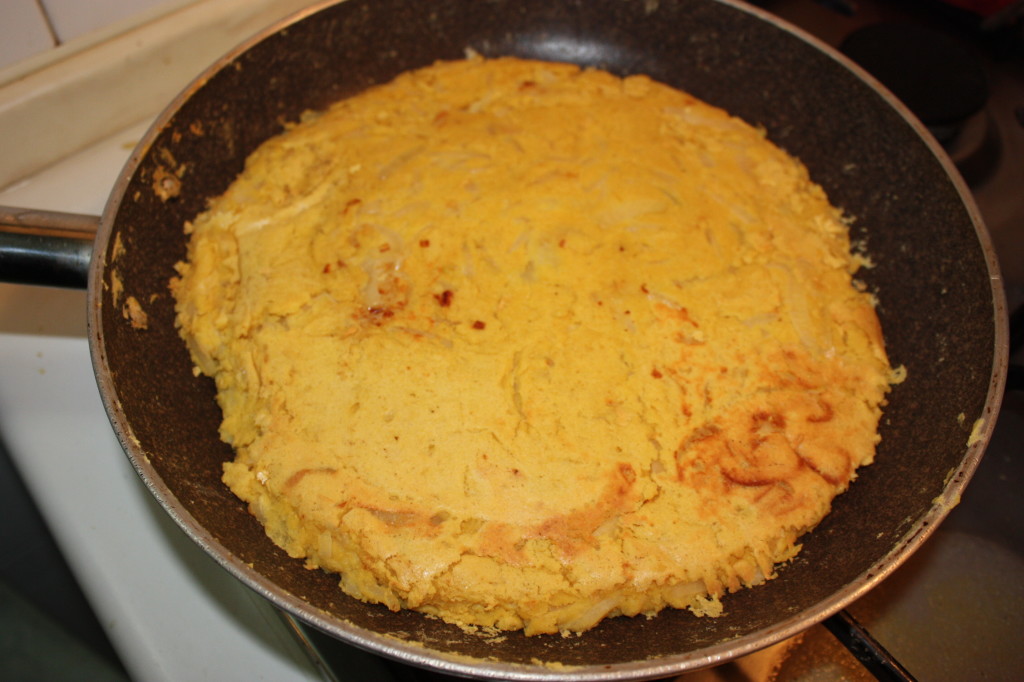 frittata vegan di cipolle - girare la frittata