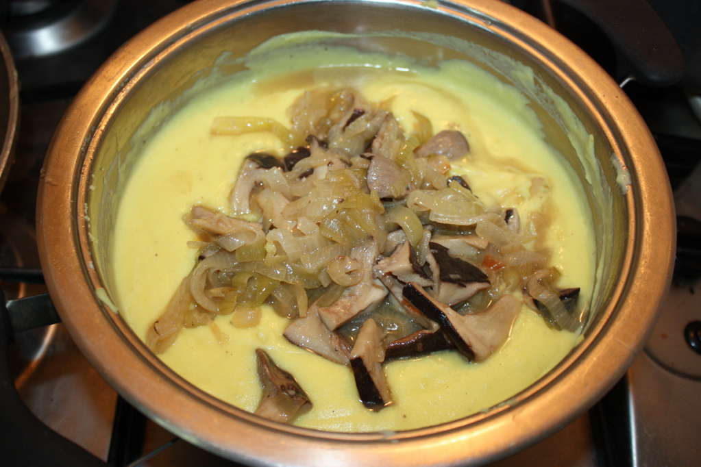 vellutata di patate e funghi - unire tutti gli ingredienti