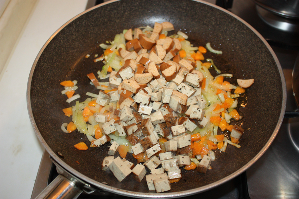 riso cantonese - aggiungere wurstel e tofu