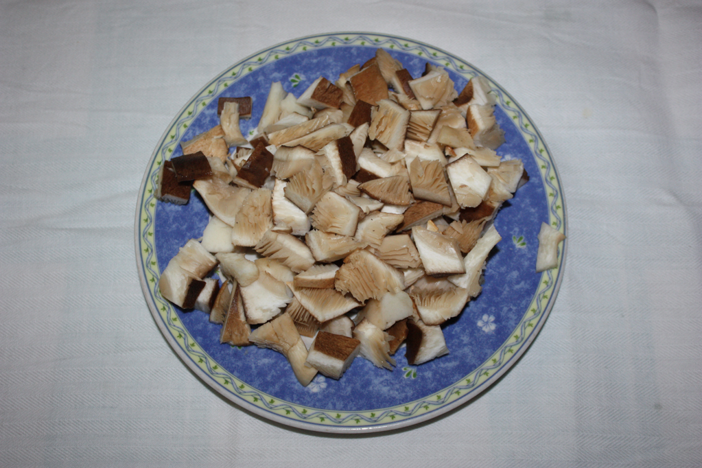 Crespelle ai funghi - tagliare i funghi