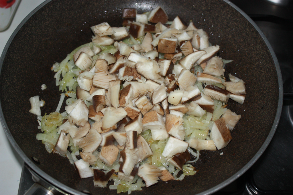 Crespelle ai funghi - cuocere i funghi