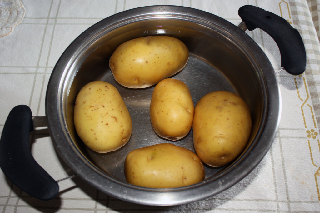 biscotti alla patate - lessare le patate