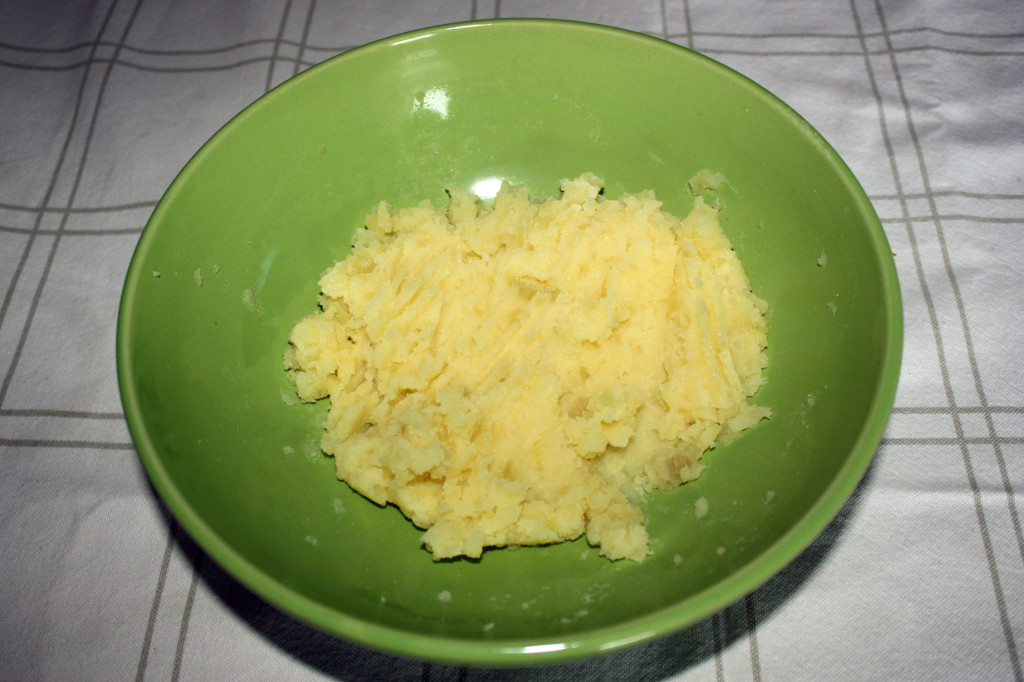 biscotti alla patata - schiacciare le patate