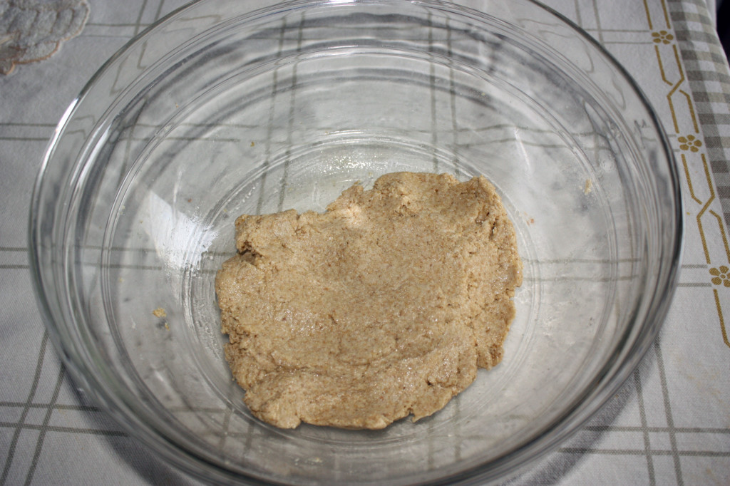 biscotti alla patata - unire l'acqua alla farina