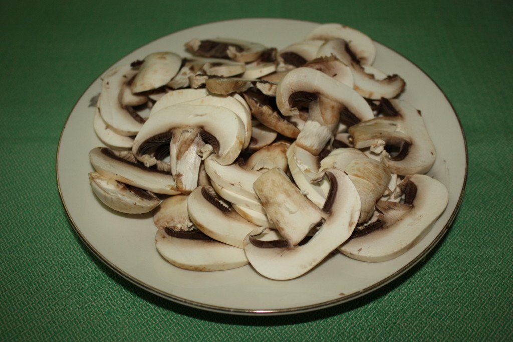 insalata di orzo - tagliare i funghi