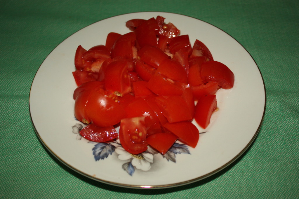 insalata di orzo - tagliare i pomodori