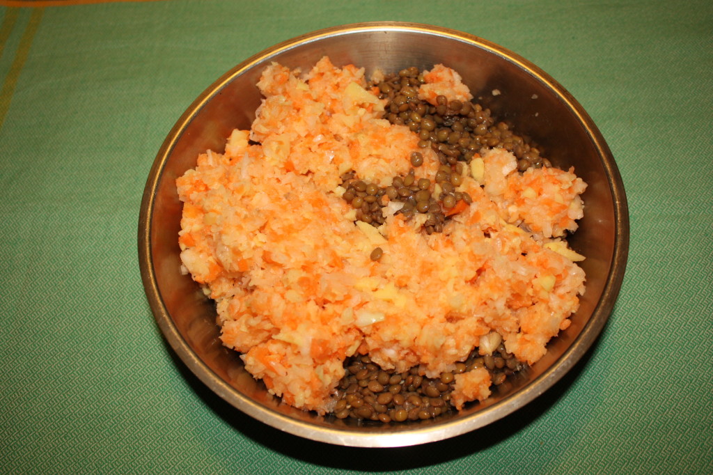 polpettone di lenticchie - unire le verdure e le lenticchie
