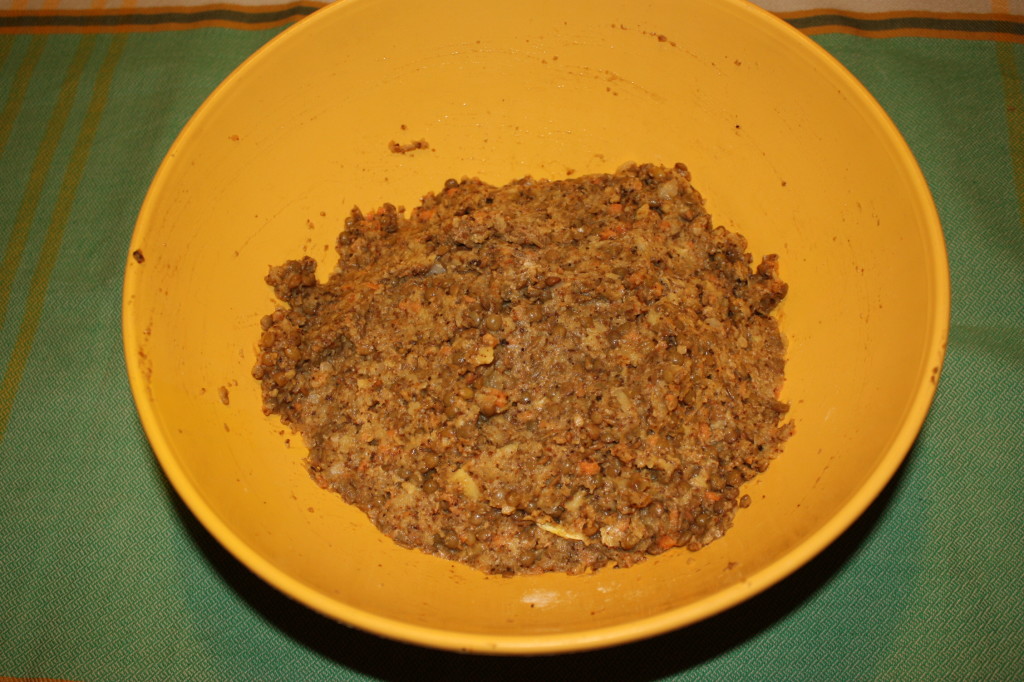 polpettone di lenticchie - unire tutti gli ingredienti