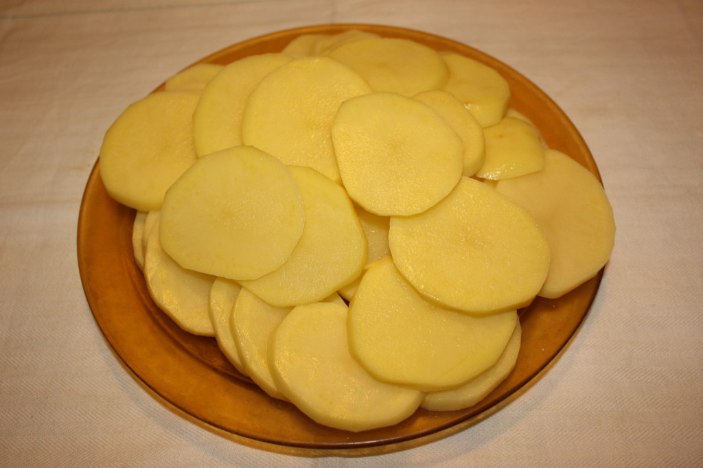 patate croccanti - tagliare le patate