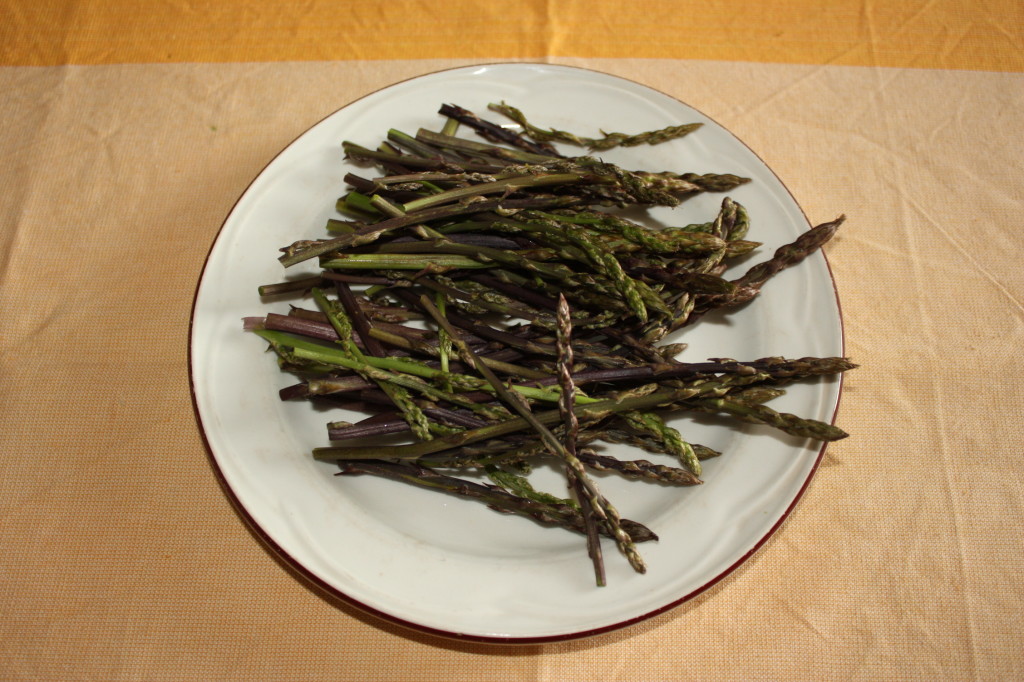 riso venere con asparagi - tagliare gli asparagi