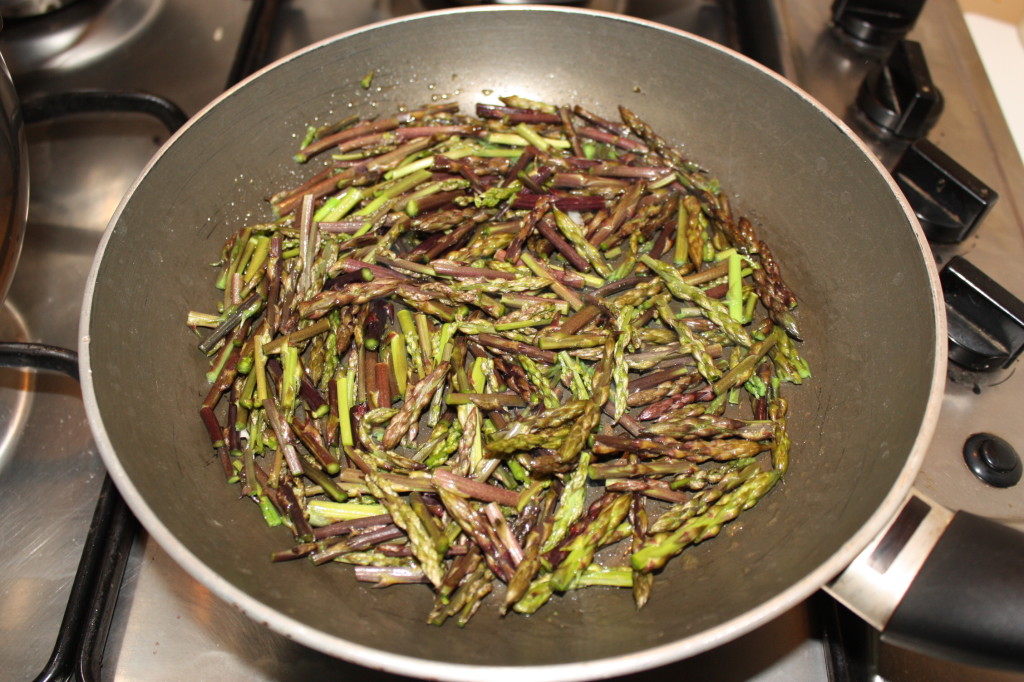 riso venere con asparagi - saltare gli asparagi