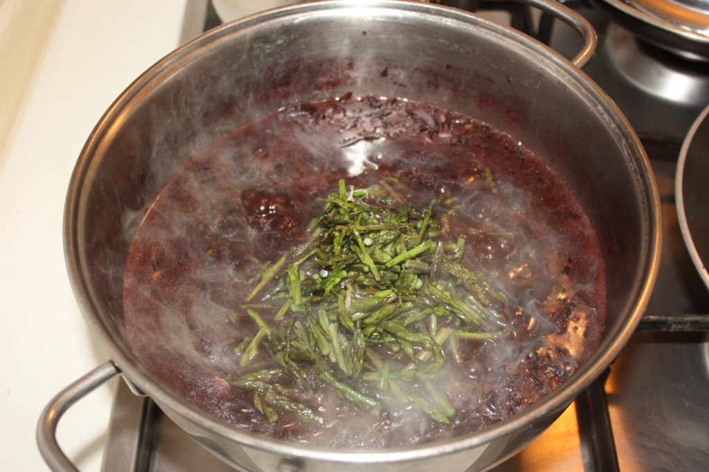riso venere con asparagi - aggiungere gli asparagi