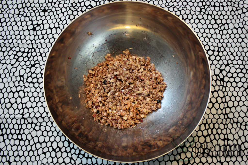 palline di muesli ricoperte di cioccolato - mescolare gli ingredienti