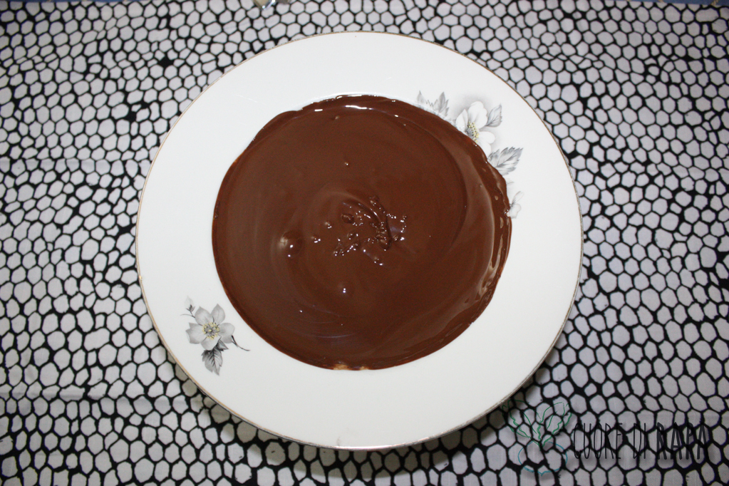 palline di muesli ricoperte di cioccolato - cioccolato fuso