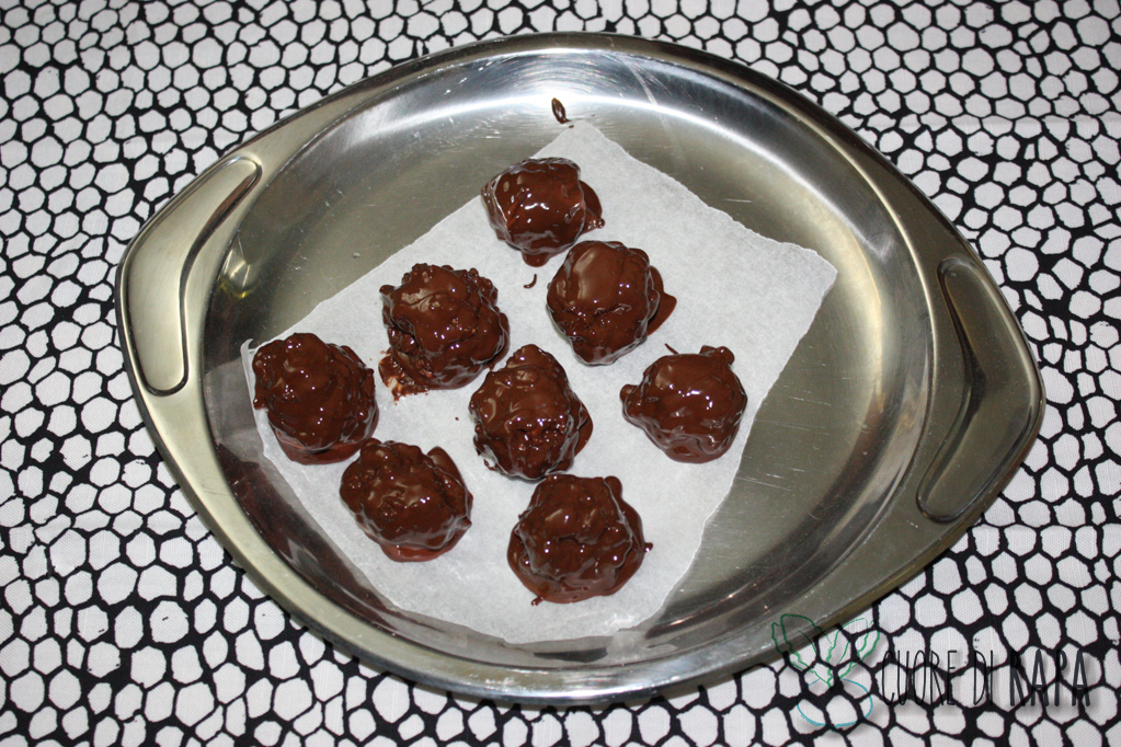 palline di muesli ricoperte di cioccolato - ricoprire di cioccolato