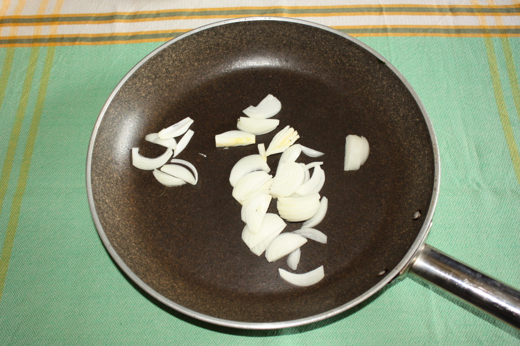 farfalle con asparagi e crema di carote - dorare la cipolla
