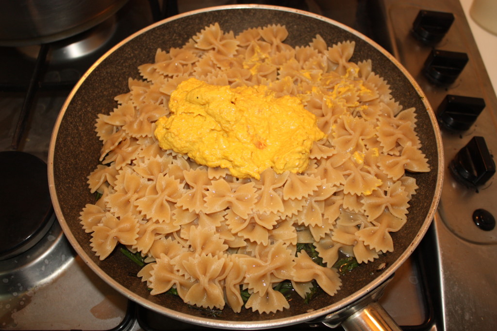 farfalle con asparagi e crema di carote - versare la pasta nella padella