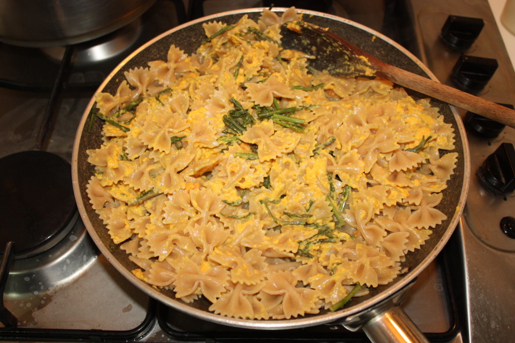 farfalle con asparagi e crema di carote - unire tutti gli ingredienti
