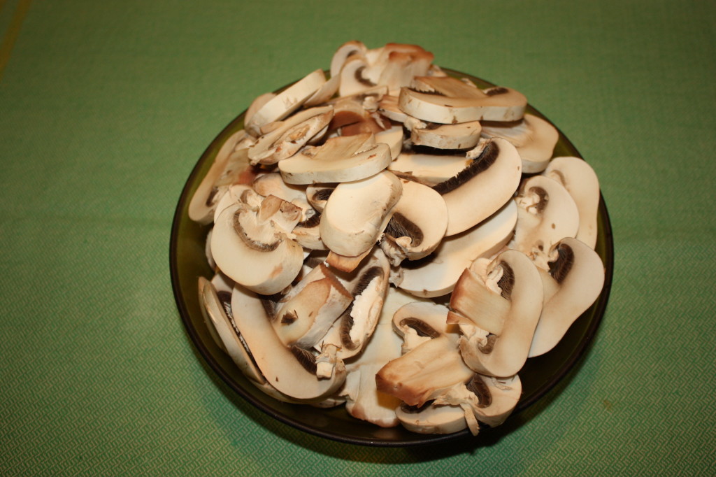 funghi trifolati - tagliare i funghi