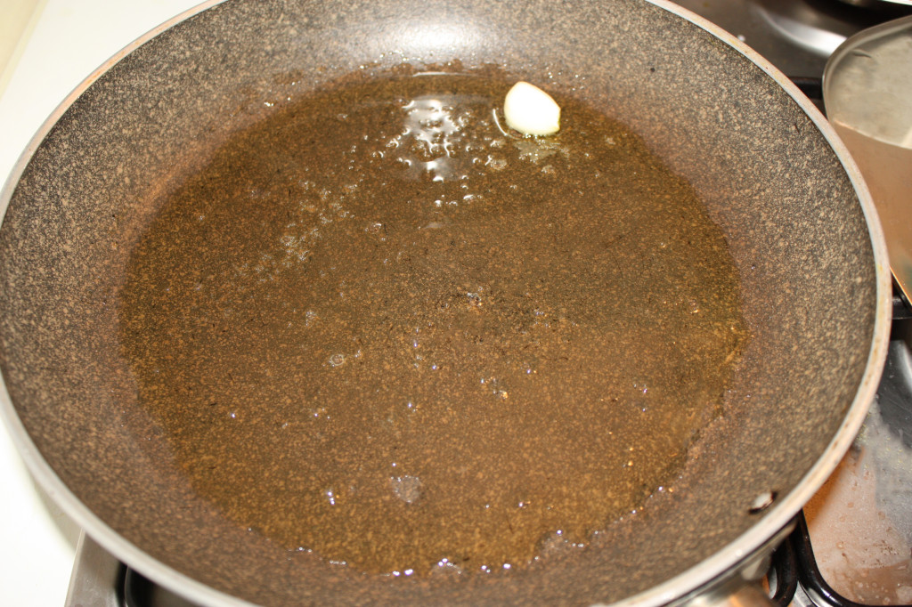 funghi trifolati - dorare l'aglio