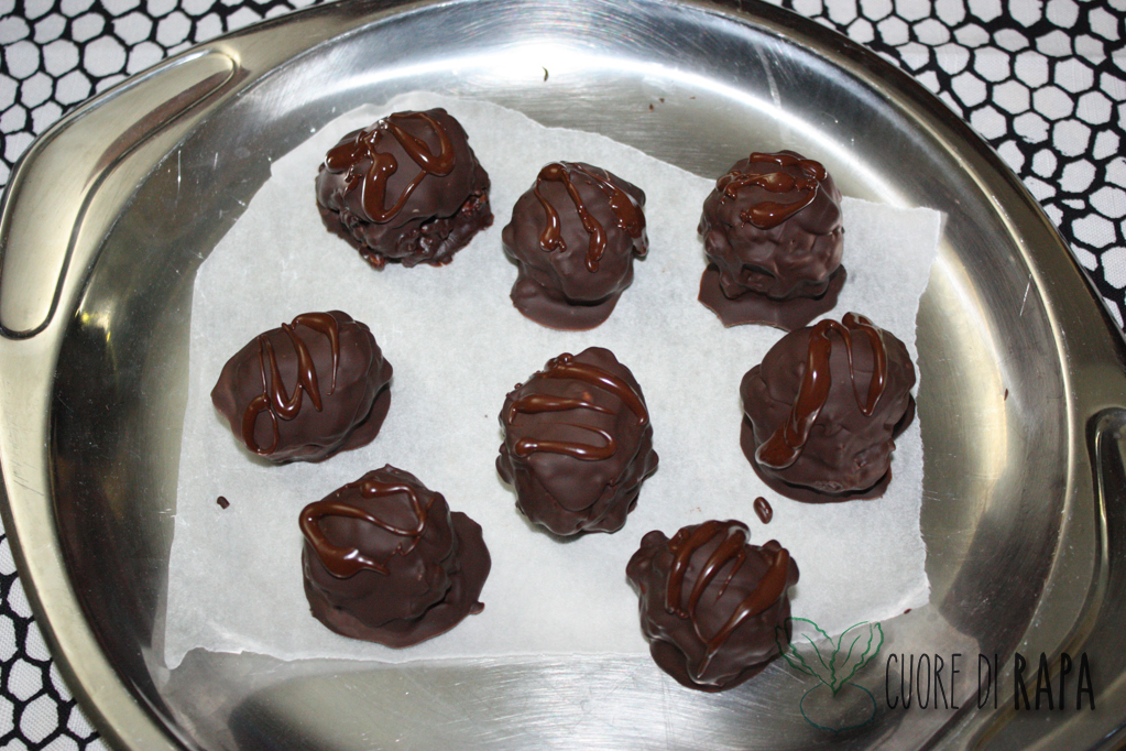 palline di muesli ricoperte di cioccolato - decorare le palline