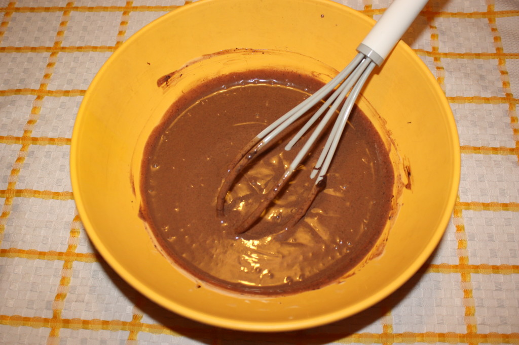 cheesecake vegan al cioccolato - unire yogurt e cioccolato