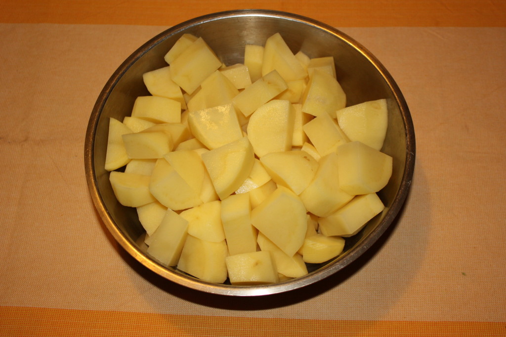 patate con salsa allo yogurt - tagliare le patate
