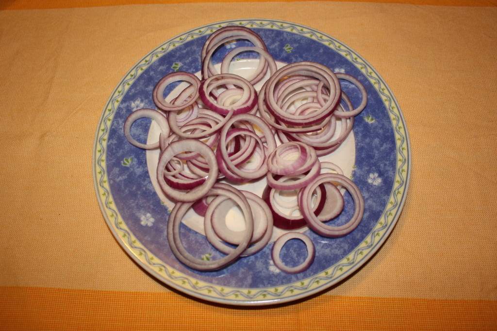 patate con salsa allo yogurt - cipolle a rondelle