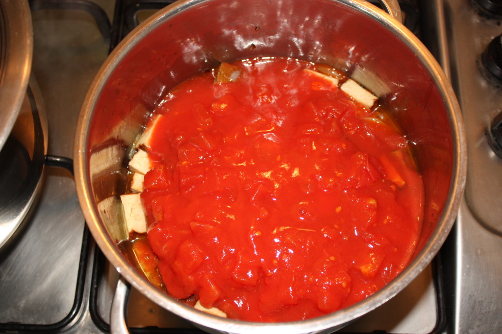 penne al pomodoro e tofu affumicato - cuocere il sugo