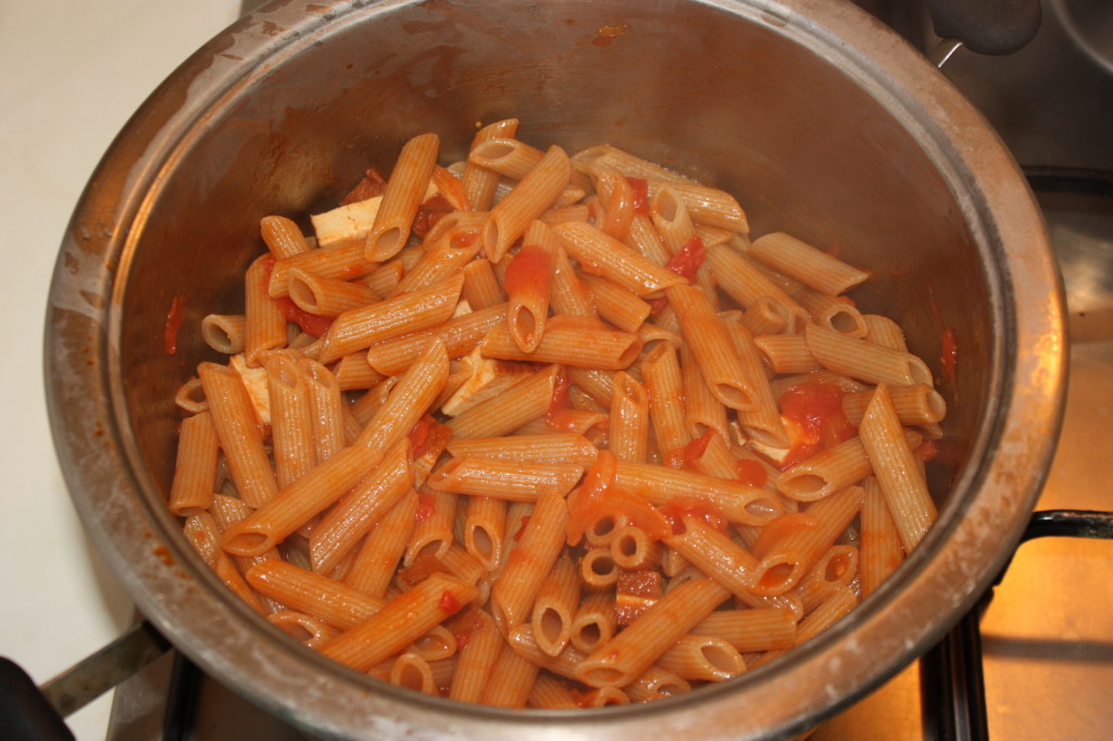 penne al pomodoro e tofu affumicato - unire la pasta con il sugo