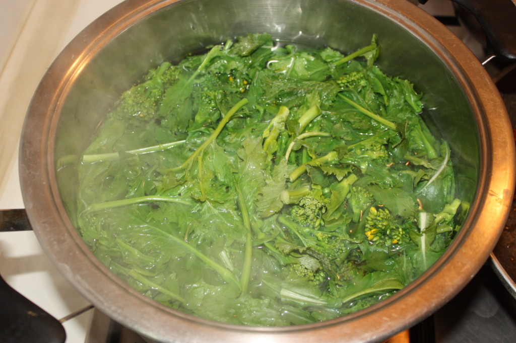 spaghetti alle cime di rapa e pomodori secchi - lessare le cime di rapa