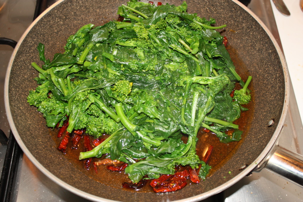 spaghetti alle cime di rapa e pomodori secchi - saltare le cime di rapa con i pomodori
