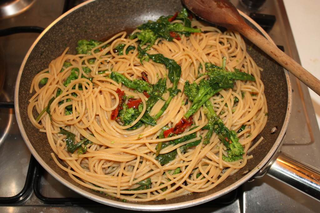 spaghetti alle cime di rapa e pomodori secchi - saltare gli spaghetti