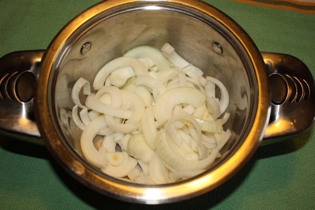 cipolle caramellate - tagliare le cipolle