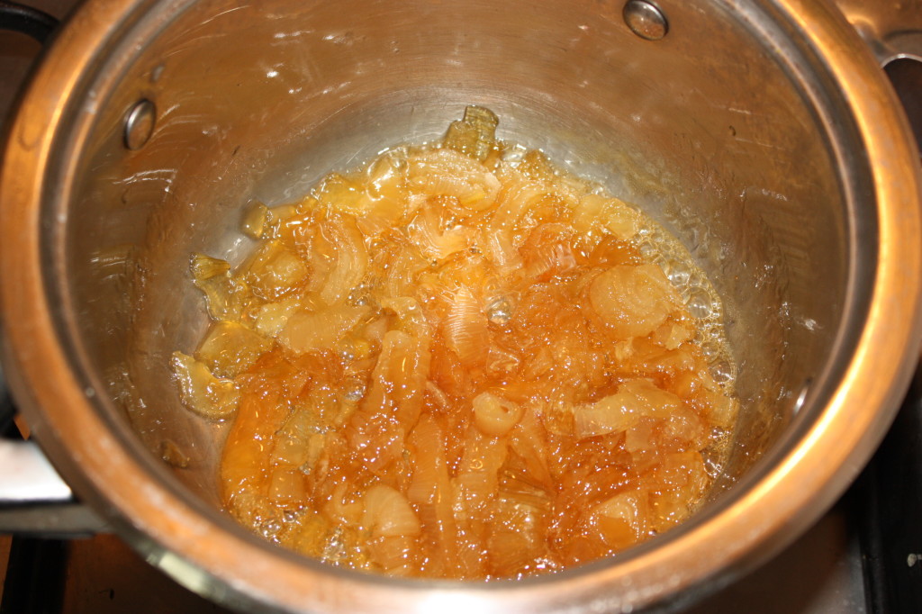 cipolle caramellate - cuocere le cipolle